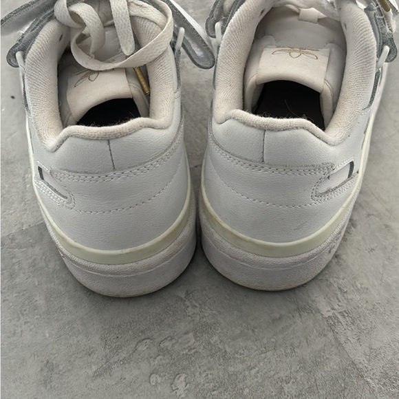 Adidas low form size 7.5 fits like an 8 - Picture 4 of 5